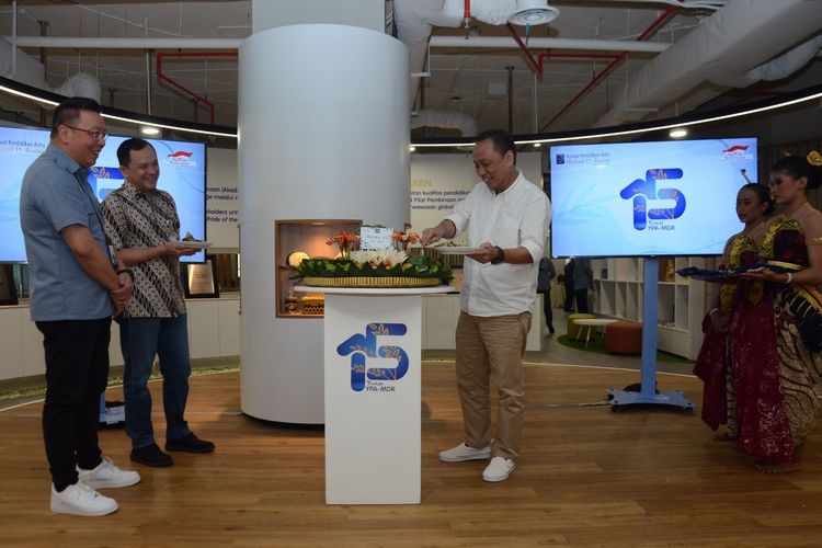 perayaan HUT ke-15 YPA-MDR, Kamis (11/1/2024). Dari kiri: Ketua Pengurus YPA-MDR Gunawan Salim, Chief of Corporate Affairs Astra  Riza Deliansyah, dan Direktur Astra Santosa.