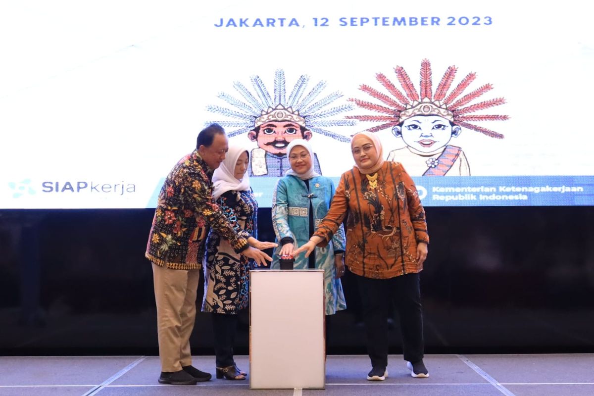 Menteri Ketenagakerjaan (Menaker) Ida Fauziyah saat membuka Bimbingan Teknis Penyusunan Struktur dan Skala Upah Berdasarkan Sektor/Asosiasi, Edukasi Tata Cara Perundingan, dan Pembuatan Perjanjian Kerja Bersama (PKB) di Jakarta, Selasa (12/9/2023).
