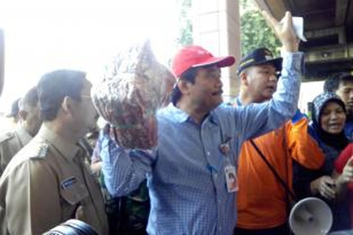 Wakil Gubernur DKI Jakarta Djarot Syaiful Hidayat mengunjungi korban kebakaran di Stasiun Sawah Besar, Selasa (24/2/2015).