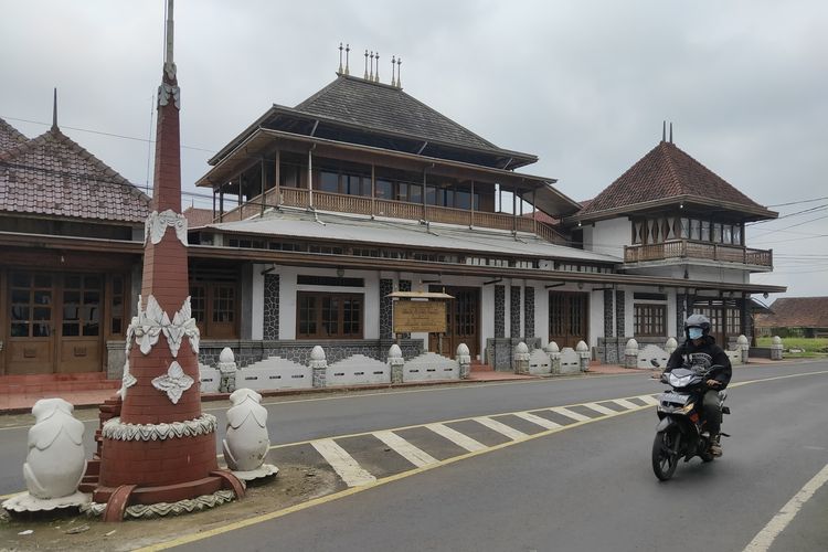 Seorang pengendara sepeda motor melintas di depan gedung Paseban Tri Panca Tunggal, Desa Cigugur, Kecamatan Cigugur, Kabupaten Kuningan, Jawa Barat, Senin (15/2/2021)