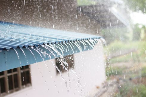 Kisah Pilu Nenek Rusmini, Rumahnya Ambruk Diterpa Hujan Deras
