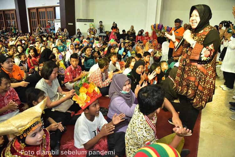 Wali Kota Surabaya Tri Rismaharini sedang mengisi acara bersama anak sekolah