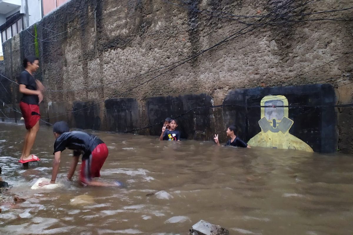 Wilayah RT 011 dan 012, RW 004, Kemang Bangka, Mampang, Jakarta Selatan, terjadi banjir akibat hujan yang mengguyur pada Sabtu (13/11/2021) sore. 