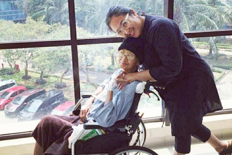 Aktris senior Ade Irawan (di kursi roda) bersama putrinya, Dewi Irawan.