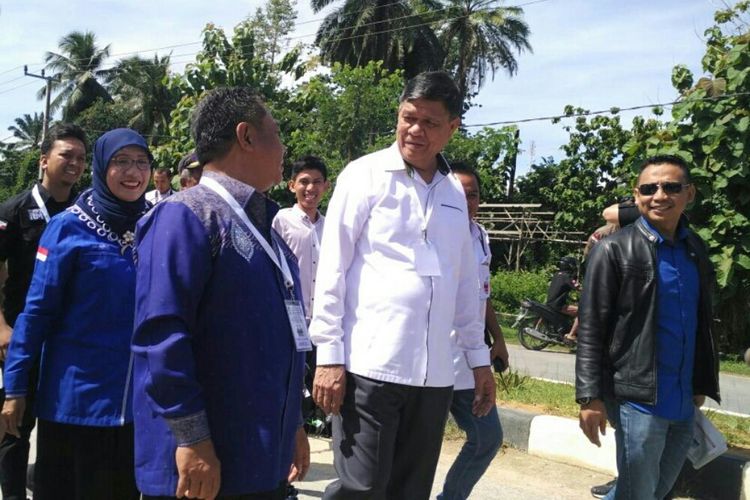 Pasangan Rusda-Sjafie didampingi pengurus DPP Demokrat saat mendafarkan diri di KPU Sultra. (KOMPAS.COM/KIKI ANDI PATI)