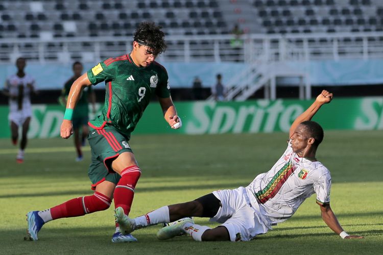 Pemain Timnas Mali menghalau pemain Meksiko Stephano Carrillo saat babak 16 besar Piala Dunia U17 2023 yang berakhir dengan skor 5-0 di Stadion Gelora Bung Tomo Surabaya, Jawa Timur, Selasa (21/11/2023) sore.