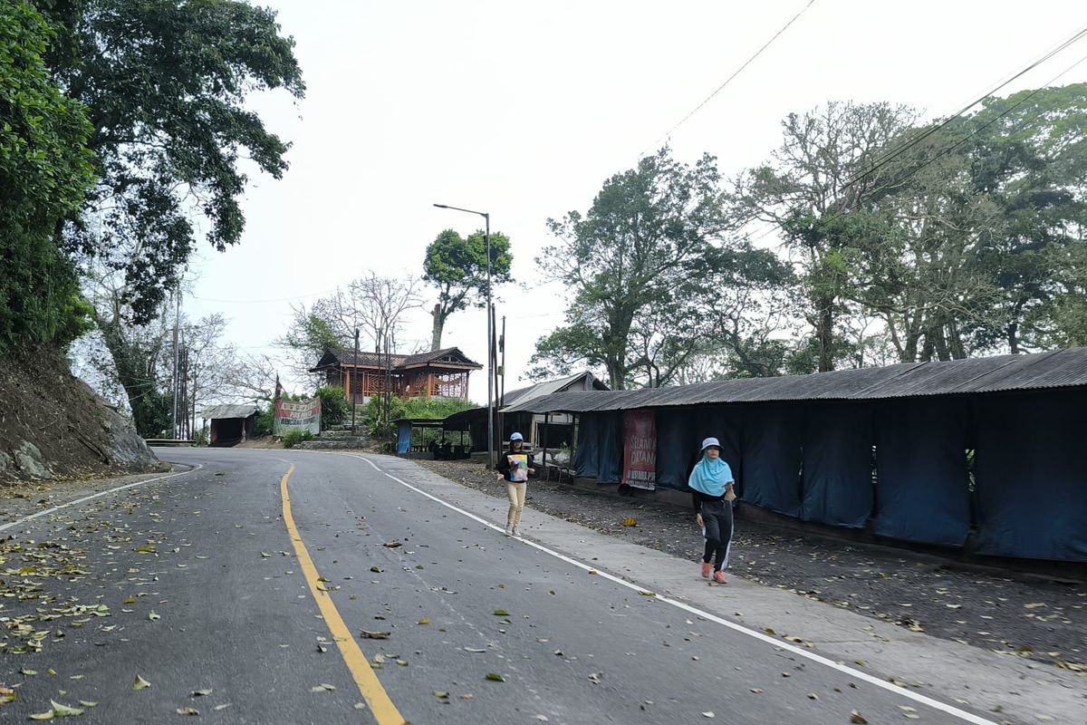 Nana dan Yati, warga Desa Garahan Kecamatan Silo setiap hari jogging di Jalur Gumitir sejak ditutup.