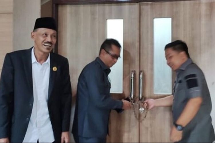 Ketua DPRD Banjar, M Rofiqi bersama dua koleganya menyegel ruang rapat DPRD Banjar lantaran kecewa rapat kerap batal digelar karena tak kuorum. 