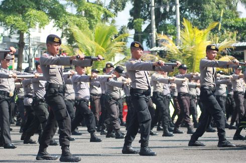 Amankan TPS di Cianjur, Polisi Dibekali Bela Diri Tongkat