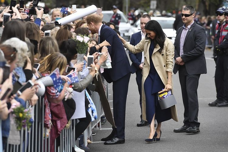 Pangeran Harry dan Meghan Markle menyapa penggemar mereka di Melbourne, Australia.