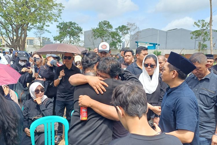 Reza Arap dan ayah Lula Lahfah, Feroz di TPU Rawa Terate, Cakung, Jakarta Timur, Sabtu (24/1/2026). Psikiater menilai dorongan menyebarkan foto jenazah Lula Lahfah lebih sering dipicu emosi, rasa ingin tahu, dan kurangnya literasi empati digital.