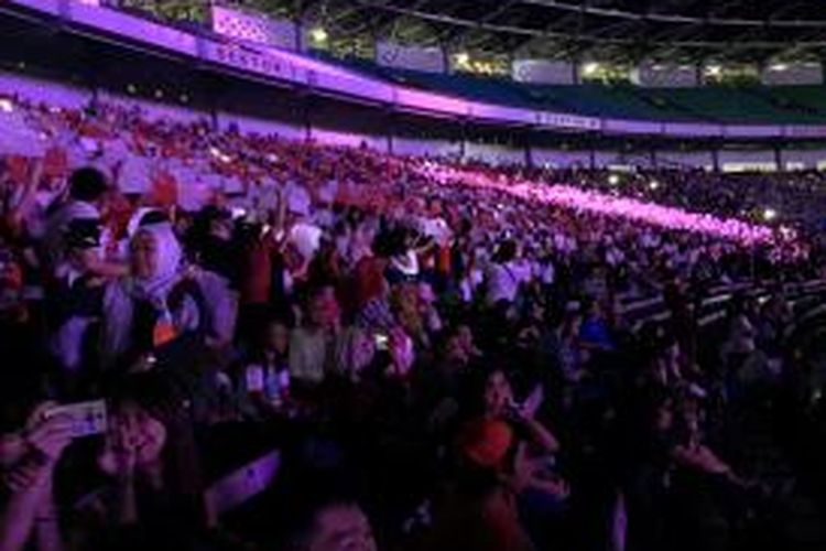 Penonton Konser One Direction di Stadion Utama Senayan Jakarta, Rabu (25/3/2015) malam.
