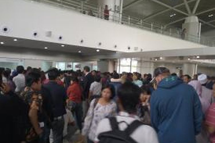 Penumpang Bandara Internasional Juanda Surabaya menumpuk akibat penundaan penerbangan, Jumat (14/2/2014).  