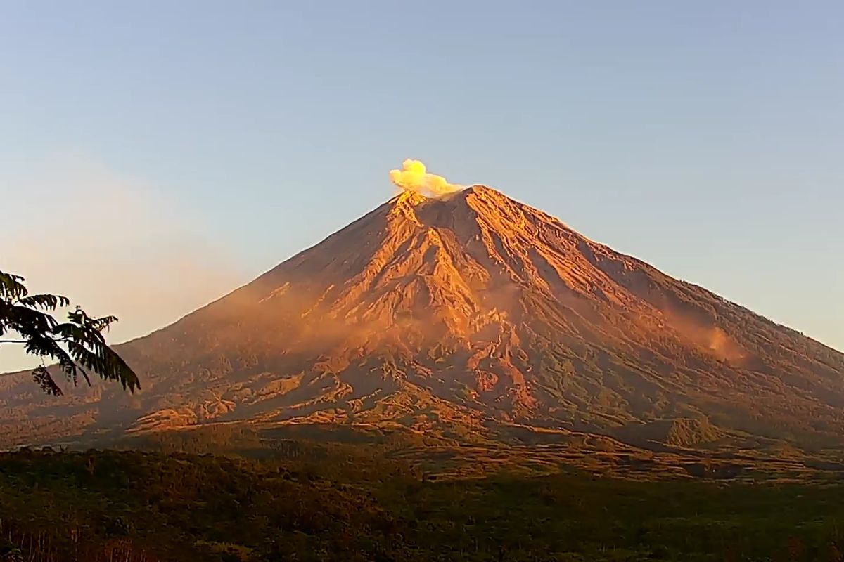Gunung Semeru di Kabupaten Lumajang, Jawa Timur, tampak cerah, Rabu (17/7/2024) pagi