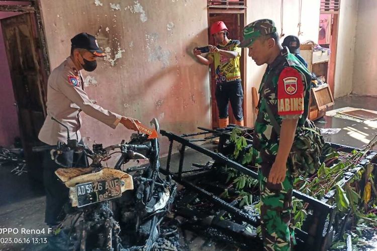 Olah TKP rumah yang dibakar Seorang orang dengan gangguan jiwa (ODGJ) di Desa Plosokerep, Kecamatan Karangmalang, Kabupaten Sragen, Jawa Tengah (Jateng)