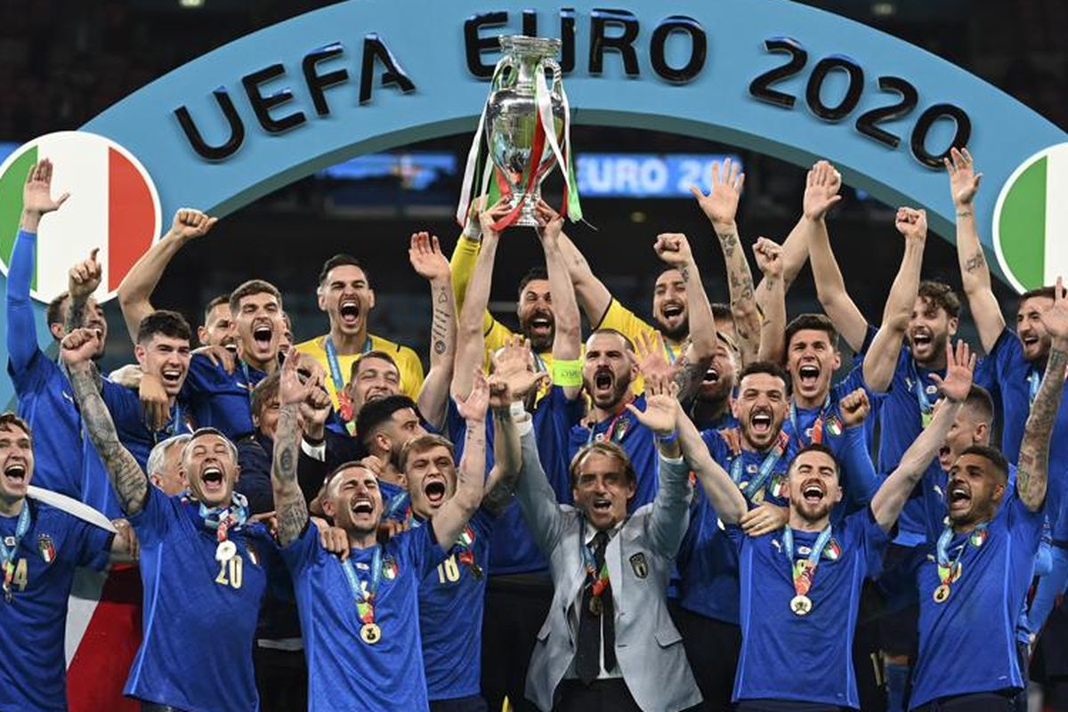 Timnas Italia di bawah asuhan pelatih Roberto Mancini mengangkat trofi Euro 2020 di podium usai mengandaskan perlawanan Inggris di Stadion Wembley pada babak final, Minggu (11/7/2021).