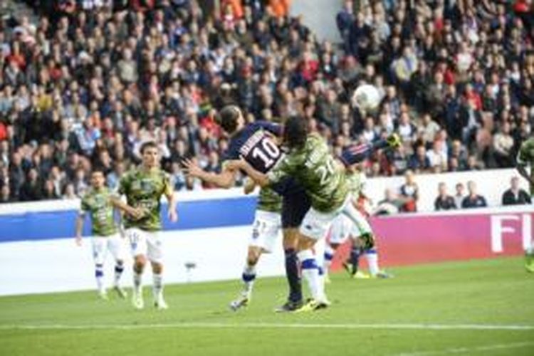 Striker Paris Saint-Germain, Zlatan Ibrahimovic (nomor 10), melakukan tendangan voli menggunakan tumit yang berhasil membobol gawang SC Bastia pada laga di Stadion Parc des Princes, Paris, Sabtu (19/10/2013).