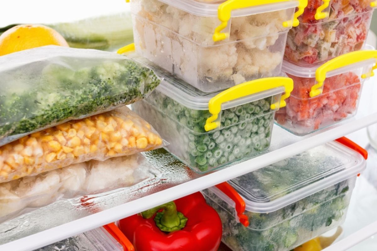 Ilustrasi penyimpanan bahan makanan di kulkas.