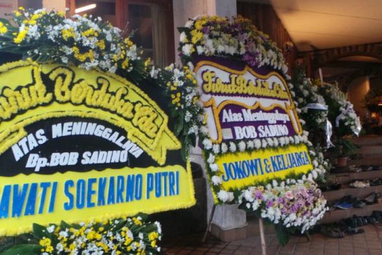 Suasana rumah pengusaha Bob Sadino di Jalan Lebak Bulus PDK, Cireundeu, Jakarta Selatan, Selasa (20/1/2015). Nampak karangan bunga dari Presiden RI Joko Widodo dan Ketua Umum PDI Perjuangan Megawati Soekarno Putri