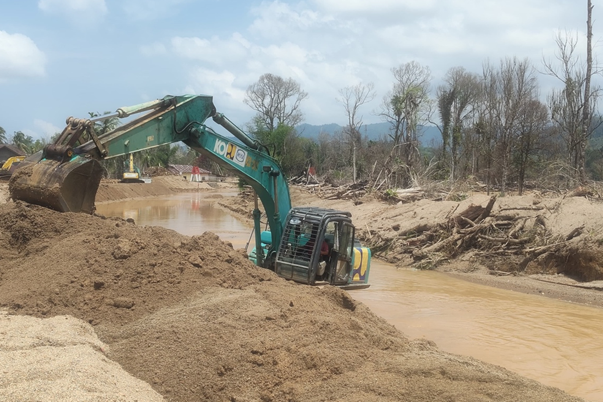 Terlihat salah satu unit ekskavator dari Direktorat Jenderal Sumber Daya Air (Ditjen SDA) Kementerian Pekerjaan Umum (PU) sedang melakukan normalisasi Sungai Aek Doras, di Sibolga, Sumatera Utara (Sumut).