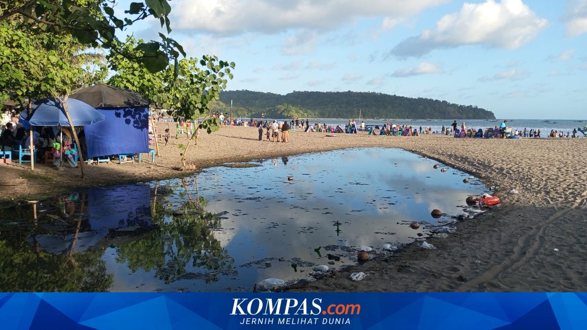 Wisatawan Keluhkan Aliran Air Hitam dan Bau di Pantai Barat Pengandaran