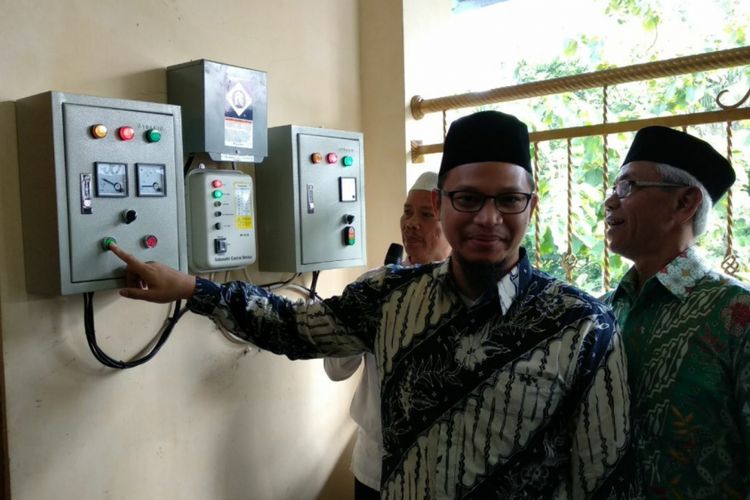 Hanafi Rais (kopiah dan Berbatik) saat Memencet Tombol Penyerahan Bantuan Pengenoran Air Bersih di Masjid Al Ikhlas, Semin, Gunungkidul, Yogyakarta