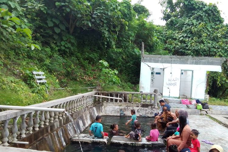 Warga ramai mengunjungi Objek Wisata Pemandian Air Panas Mantikole yang terletak di Desa Mantikole, Kecamatan Dolo Barat, Kabupaten Sigi, Sulawesi Tengah, Minggu (14/5).