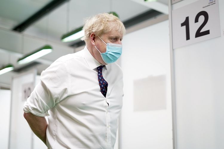 Perdana Menteri Inggris Boris Johnson saat mengunjungi tempat vaksinasi Covid-19 di Stoke Mandeville Stadium, Aylesbury, Inggris, Senin (3/1/2022).