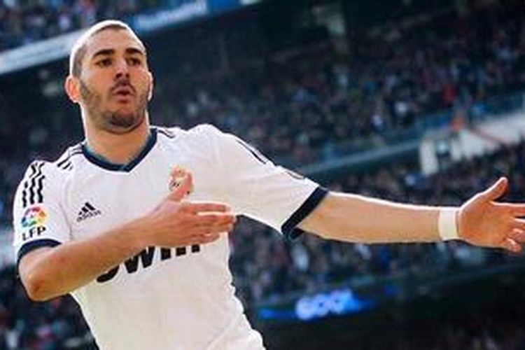 Penyerang Real Madrid, Karim Benzema, merayakan golnya ke gawang Barcelona, pada lanjutan Liga BBVA, di Santiago Bernabeu, Sabtu (2/3/2013). 