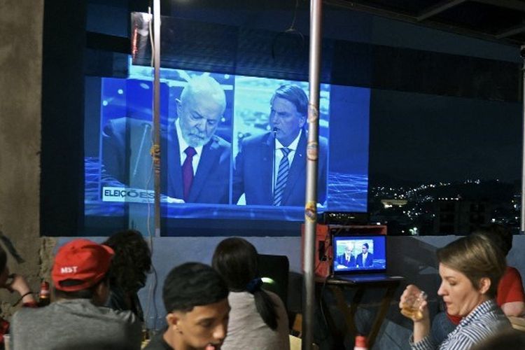 Debat presiden diproyeksikan ke sebuah gedung di depan sebuah bar menjelang pemilihan umum 2 Oktober, di Rio de Janeiro, Brasil, pada 28 Agustus 2022.