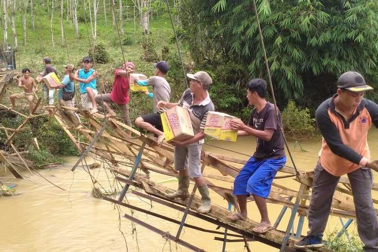penyaluran logsitik untk 34 KK warga desa gembung raya, Bengkulu Utara yang terisolasi karena jembatan hanyut disapu banjir