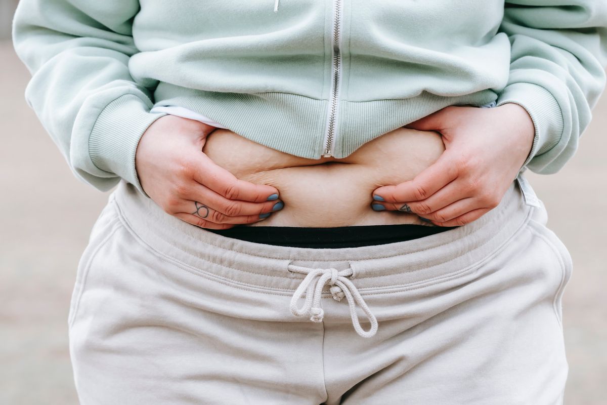 Ilustrasi cara mengecilkan perut buncit pada wanita