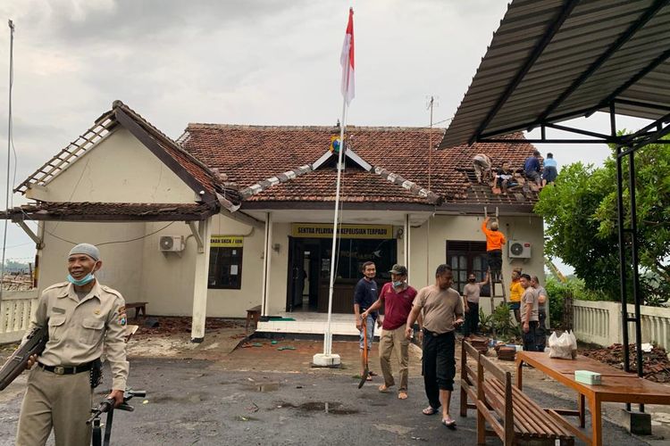  RUSAK—Atap Kantor Polsek Wonoasri Kabupaten Madiun, Jawa Timur rusak setelah angin puting menerjang di empat kecamatan di Kabupaten Madiun kemarin sore. 