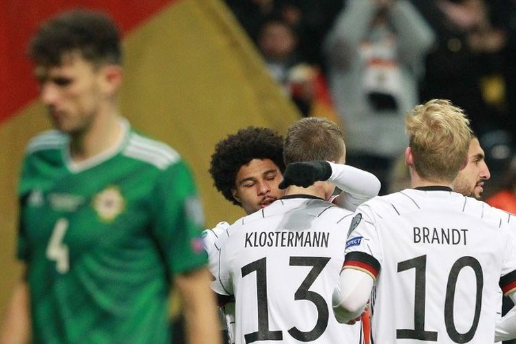 Serge Gnabry merayakan gol bersama rekan-rekannya pada pertandingan Jerman vs Irlandia Utara dalam lanjutan kualifikasi Euro 2020 di Frankfurt, 19 November 2019. 