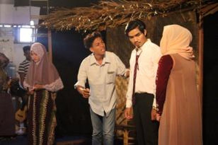 Salah satu pementasan teater Komunitas L di Lapangan Hiraq, Lhokseumawe, Aceh. Komunitas ini melatih pelajar dan mahasiswa untuk mahir bidang sastra dan teater secara gratis di Aceh