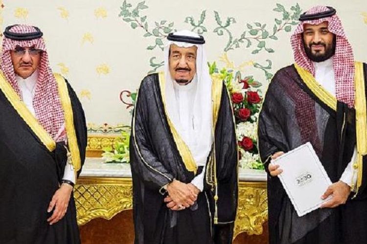 Raja Arab Saudi Salman bin Abdul Aziz diapit Putra Mahkota Mohammed bin Nayef (kiri) dan Wakil Putra Mahkota Pangeran Mohammed bin Salman (kanan) di Riyadh, Arab Saudi, Senin (25/4/2016). 