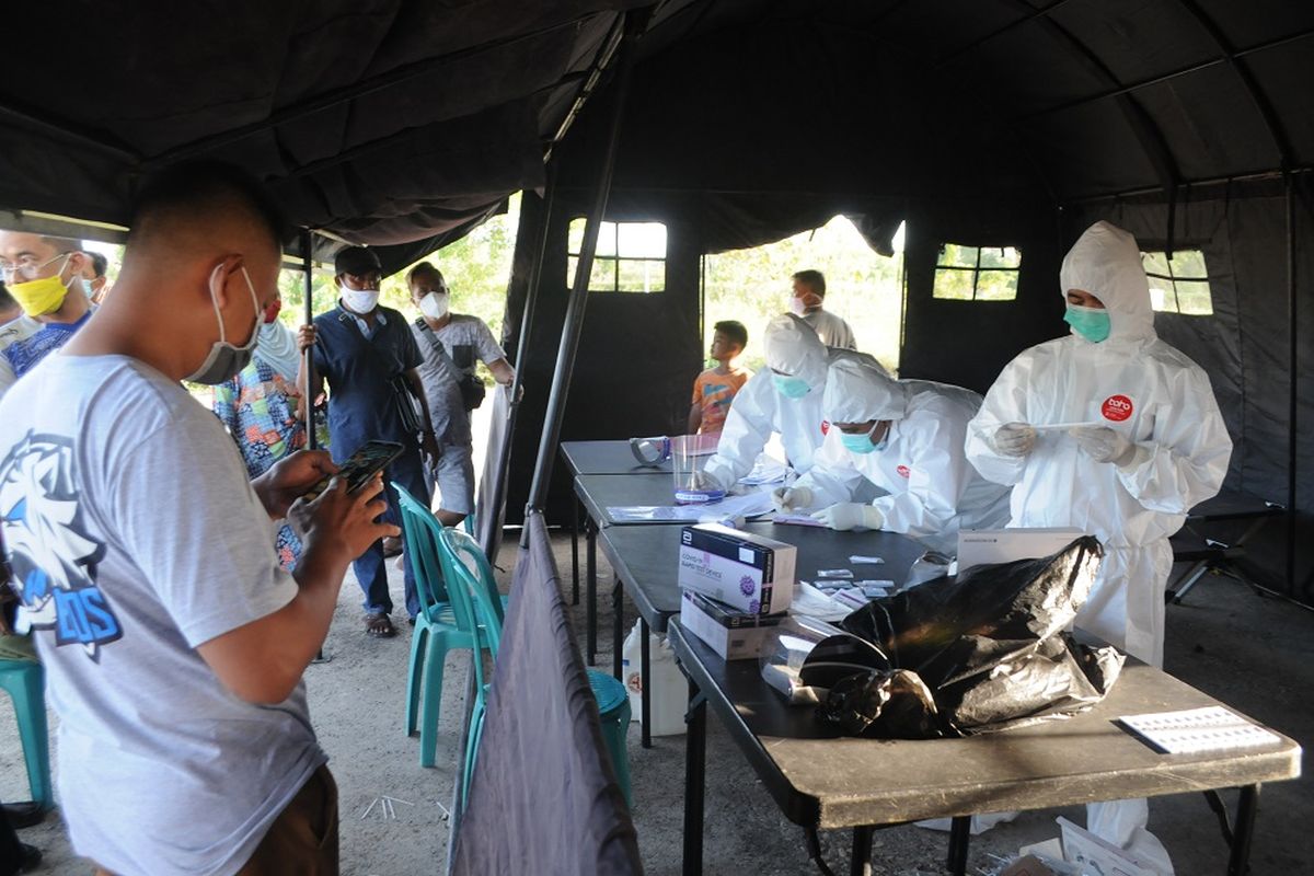 Warga dari luar daerah antre untuk menjalani tes cepat antigen di Pos Penyekatan Desa Larangan Tokol,  Pamekasan, Jawa Timur, Selasa (8/6/2021). Pemkab Pamekasan memberlakukan penyekatan dan tes cepat antigen bagi pendatang yang akan masuk ke kabupaten itu, menyusul terjadinya lonjakan kasus COVID-19 di Bangkalan dalam dua pekan terakhir. ANTARA FOTO/Saiful Bahri/nz