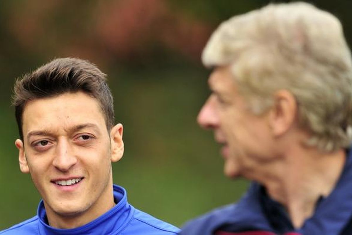 Mesut Oezil (kiri) bersama Manajer Arsene Wenger pada sesi latihan di London, 30 September 2013.