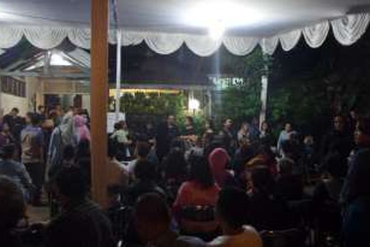 Suasana rumah duka mendiang Mike Mohede di Jalan Kuricang Raya, Bintaro, Jakarta Selatan, Minggu (31/7/2016) malam.