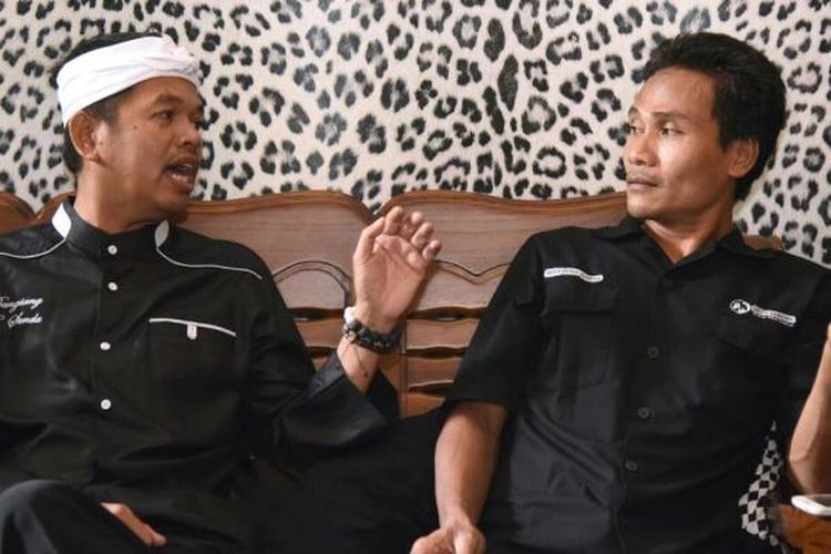 Bupati Purwakarta Dedi Mulyadi bersama mantan teroris Agus Marsal di rumah dinasnya, Rabu (8/3/2017).