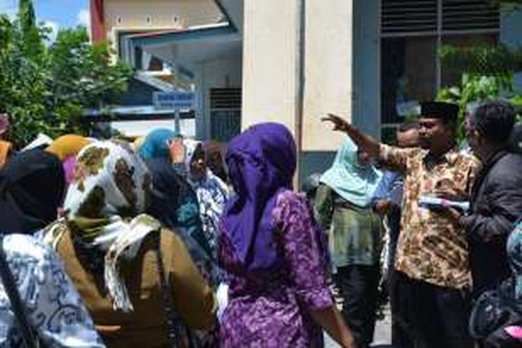 Puluhan guru mulai TK, SD, SMP dan SMA di Kota Ternate, Maluku Utara melakukan aksi demo di Kantor Dinas Pendidikan setempat, Kamis (18/8/2016)