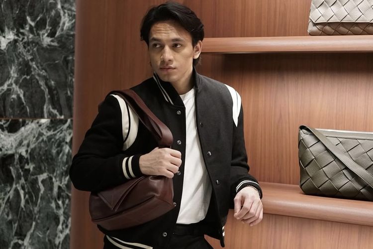 Gaya busana edgy ala aktor Jefri Nichol.