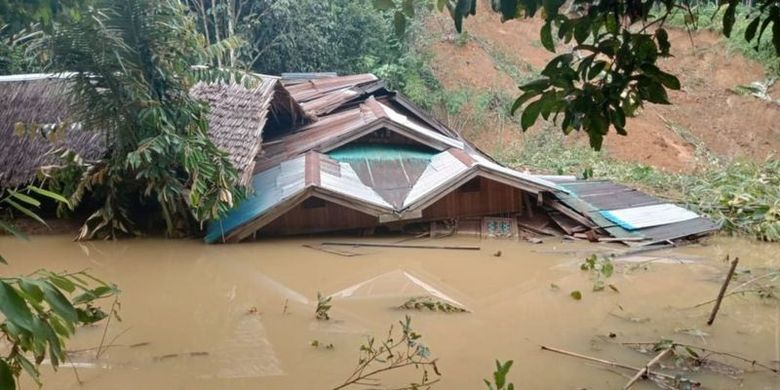 Beberapa rumah milik warga Dayak Meratus yang terendam banjir di Desa Patikalain.