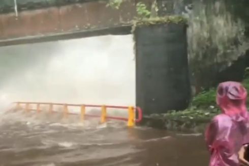 Air Terjun Lembah Anai Meluap, Petugas Bersihkan Material Kayu