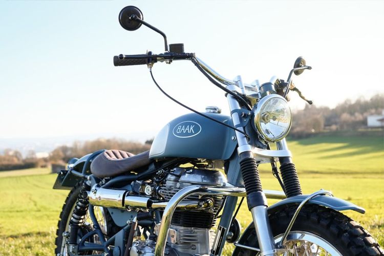 Royal Enfield Classic 500 bergaya scrambler garapan Baak Motocyclettes