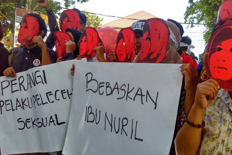 Puluhan orang bertopeng wajah Nuril menggelar aksi damai di PN Mataram, Rabu (10/5/2017)