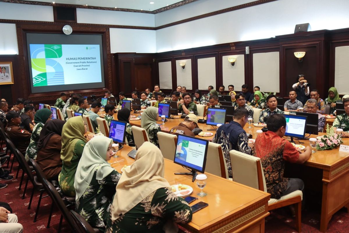 Bupati Blora berharap nantinya masing-masing OPD ataupun kecamatan dapat menyampaikan kinerjanya kepada publik melalui medsos dengan baik.
