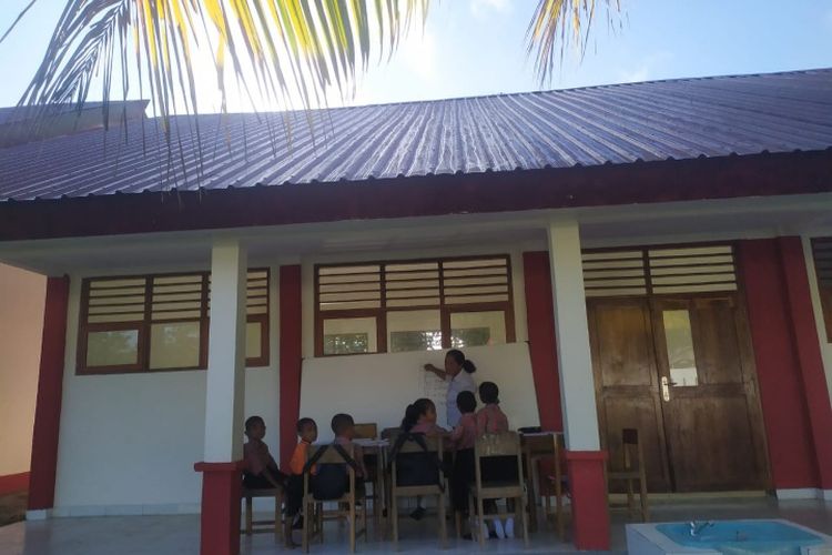 Foto: Aktivitas kegiatan belajar mengajar (KBM) di SDI Ilowutung, Desa Lamalela, Kecamatan Lebatukan, Kabupaten Lembata terpaksa dilakukan di luar kelas.