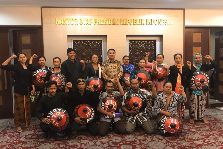 Koordinator Forum Jaringan Masyarakat Peduli Kendeng Gun Retno bersama para petani Kendeng bertemu Kepala Staf Kepresidenan Moeldoko di Istana, Selasa (19/11/2019).
