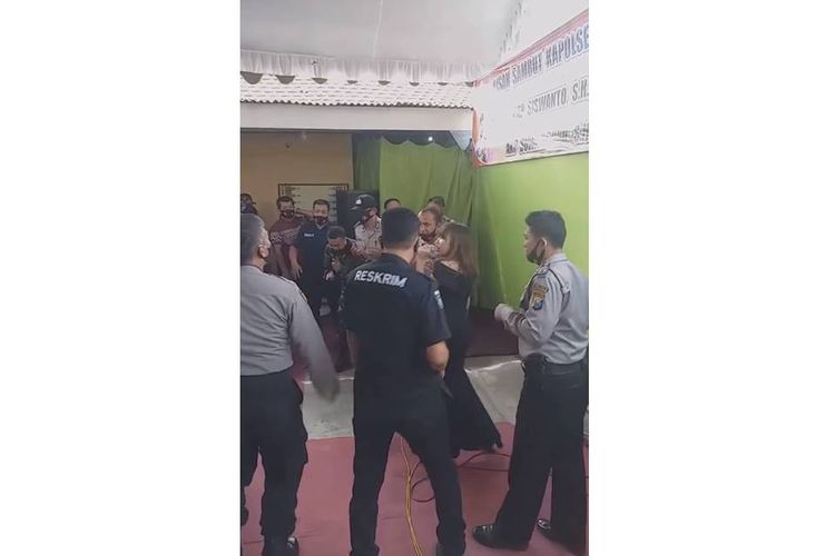 Tangkapan layar video viral yang menampilkan acara pisah sambut Kapolsek di Jawa Timur dimeriahkan dengan dangdutan.